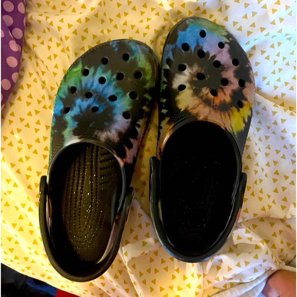tie day super cute crocs size 5 in men’s size 7 in women’